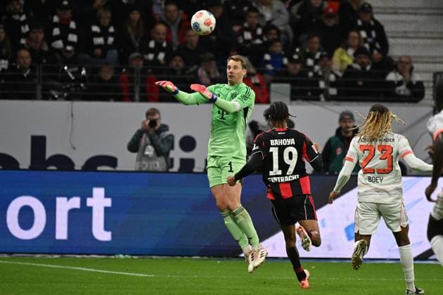 04.10.2025, xjhx, Fussball 1.Bundesliga, Eintracht Frankfurt - FC Bayern München v.l. Manuel Neuer (FC Bayern Muenchen) Jean-Matteo Bahoya (Eintracht Frankfurt) (DFL DFB REGULATIONS PROHIBIT ANY USE OF PHOTOGRAPHS as IMAGE SEQUENCES and or QUASI-VIDEO) Frankfurt am Main