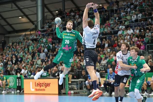 Handball DAIKIN HBL: SC DHfK Leipzig - SG Flensburg-Handewitt; 04.10.2025 William Bogojevic (20, SC DHfK Leipzig) steigt zum Wurf hoch. Handball, DAIKIN HBL, 1. Bundesliga, Saison 2025 2026, 7. Spieltag: SC DHfK Leipzig vs. SG Flensburg-Handewitt am 04.10.2025 in der Quarterback Immobilien Arena Leipzig. Copyright: xBEAUTIFULxSPORTS JanxKaeferx