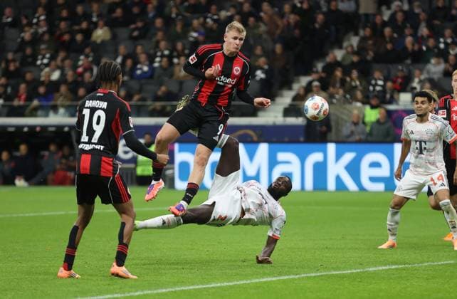04.10.2025, Fussball Bundesliga, Eintracht Frankfurt - FC Bayern München, v.l., Jonathan Burkardt (Eintracht Frankfurt), Dayot Upamecano (FC Bayern München) DFL DFB REGULATIONS PROHIBIT ANY USE OF PHOTOGRAPHS AS IMAGE SEQUENCES AND OR QUASI-VIDEO. xdcx Copyright: HMBxMedia Claus