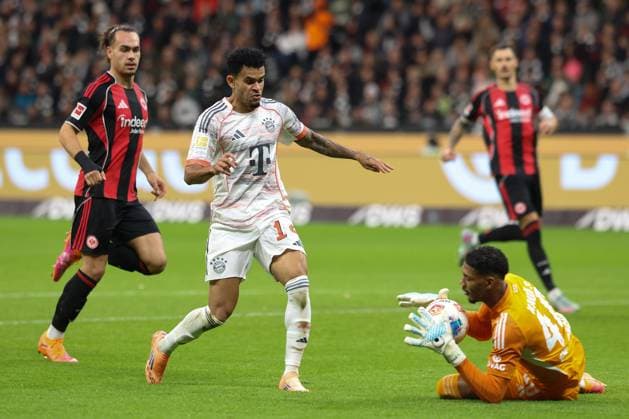 Eintracht Frankfurt - FC Bayern München, 1. FBL Torwart Kaua Santos (Eintracht Frankfurt, 40) vor Luis Diaz (Bayern München, 14) und Robin Koch (Eintracht Frankfurt, 4). Bundesligaspiel zwischen Eintracht Frankfurt und dem FC Bayern München am 4. Oktober 2025 im Deutsche Bank Park in Frankfurt am Main., Frankfurt am Main Hessen Deutschland Deutsche Bank Park