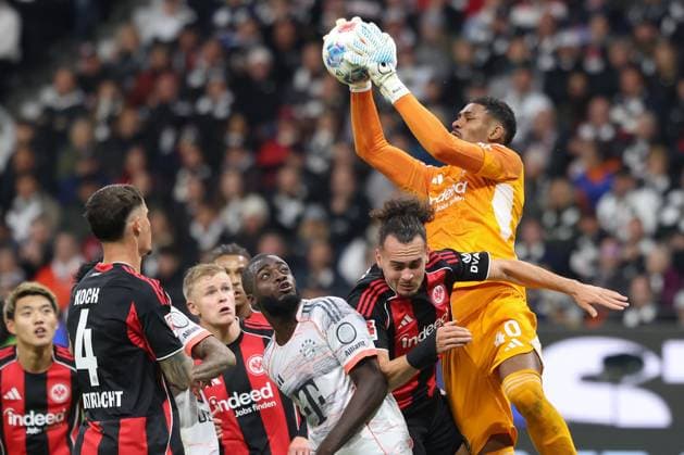 Eintracht Frankfurt - FC Bayern München, 1. FBL +f4ß+, links Dayot Upamecano (Bayern München, 2) und Arthur Theate (Eintracht Frankfurt, 3).. Ganz links Robin Koch (Eintracht Frankfurt, 4). Bundesligaspiel zwischen Eintracht Frankfurt und dem FC Bayern München am 4. Oktober 2025 im Deutsche Bank Park in Frankfurt am Main., Frankfurt am Main Hessen Deutschland Deutsche Bank Park