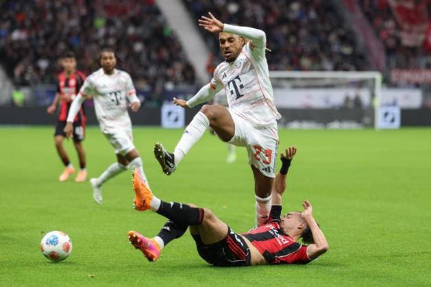 Eintracht Frankfurt - FC Bayern München, 1. FBL Sacha Boey (Bayern München, 23) springt über Arthur Theate (Eintracht Frankfurt, 3). Bundesligaspiel zwischen Eintracht Frankfurt und dem FC Bayern München am 4. Oktober 2025 im Deutsche Bank Park in Frankfurt am Main., Frankfurt am Main Hessen Deutschland Deutsche Bank Park