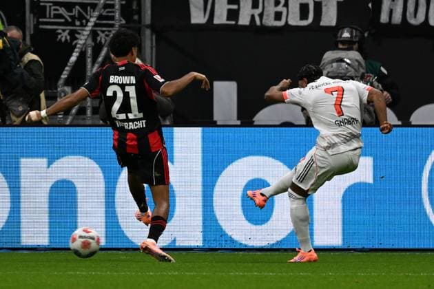 04.10.2025, xsltx, Fussball 1.Bundesliga, Eintracht Frankfurt - FC Bayern München v.l. Nathaniel Brown (Eintracht Frankfurt) Serge Gnabry (FC Bayern Muenchen) Zweikampf, Aktion, action, battle for the ball (DFL DFB REGULATIONS PROHIBIT ANY USE OF PHOTOGRAPHS as IMAGE SEQUENCES and or QUASI-VIDEO) Frankfurt am Main