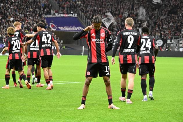 04.10.2025, xsltx, Fussball 1.Bundesliga, Eintracht Frankfurt - FC Bayern München v.l. Torjubel nach dem vermeintlichen Tor zum celebrating the goal celebrate 1:1 Jean-Matteo Bahoya (Eintracht Frankfurt) (DFL DFB REGULATIONS PROHIBIT ANY USE OF PHOTOGRAPHS as IMAGE SEQUENCES and or QUASI-VIDEO) Frankfurt am Main