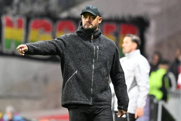 04.10.2025, xsltx, Fussball 1.Bundesliga, Eintracht Frankfurt - FC Bayern München v.l. Trainer head coach Vincent Kompany (FC Bayern Muenchen) gibt Anweisungen, gestikuliert, mit den Armen gestikulieren gives instructions, gesticulate (DFL DFB REGULATIONS PROHIBIT ANY USE OF PHOTOGRAPHS as IMAGE SEQUENCES and or QUASI-VIDEO) Frankfurt am Main