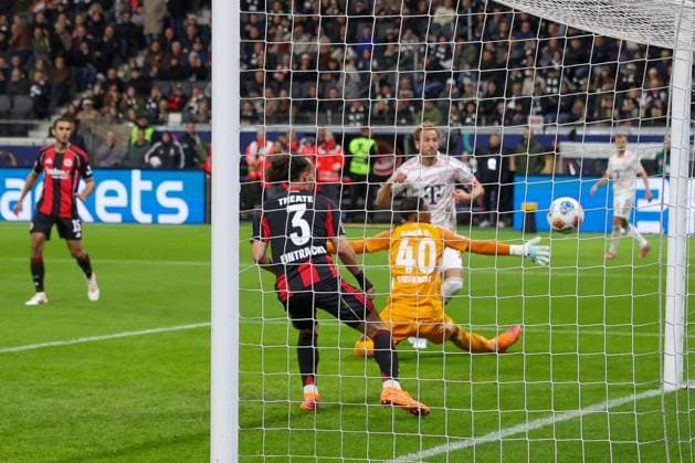 Harry Kane 9 (FC Bayern Muenchen) schiesst einen Ball an den Innenpfosten, der nicht ins Tor geht, mit Kaua Santos 40 (Eintracht Frankfurt) und Arthur Theate 3 (Eintracht Frankfurt), Eintracht Frankfurt vs. FC Bayern Muenchen, DFL, Bundesliga, Saison 2025 2026, Deutsche Bank Park, Hinrunde, 6. Spieltag, 04.10.2025 DFB regulations prohibit any use of photographs as image sequences and or quasi-video Frankfurt Hessen Deutschland