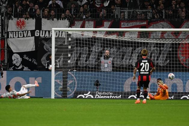 04.10.2025, xsltx, Fussball 1.Bundesliga, Eintracht Frankfurt - FC Bayern München v.l. Luis Diaz (FC Bayern Muenchen) Torschuetze, erzielt das Tor, Treffer, scores the goal 0:1 Kaua Santos (Eintracht Frankfurt) (DFL DFB REGULATIONS PROHIBIT ANY USE OF PHOTOGRAPHS as IMAGE SEQUENCES and or QUASI-VIDEO) Frankfurt am Main