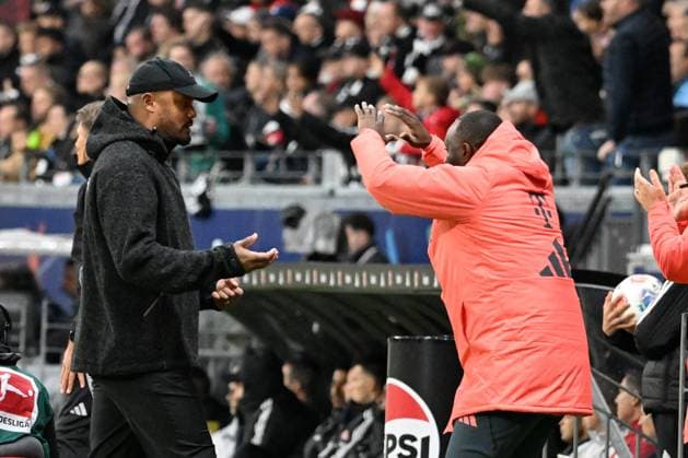 04.10.2025, xsltx, Fussball 1.Bundesliga, Eintracht Frankfurt - FC Bayern München v.l. Torjubel nach dem Tor zum 0:2 bei Trainer head coach Vincent Kompany (FC Bayern Muenchen) (DFL DFB REGULATIONS PROHIBIT ANY USE OF PHOTOGRAPHS as IMAGE SEQUENCES and or QUASI-VIDEO) Frankfurt am Main