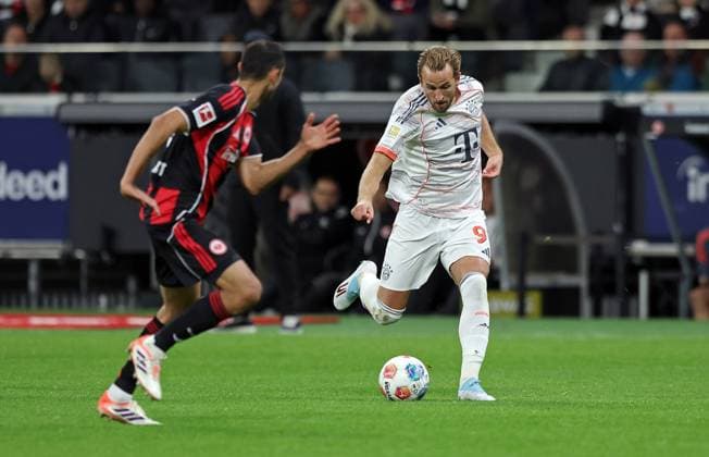 04.10.2025, xovx, Fußball Bundesliga, Eintracht Frankfurt - FC Bayern München v.l. Ellyes Skhiri (Eintracht Frankfurt), Harry Kane (FC Bayern München) (DFL DFB REGULATIONS PROHIBIT ANY USE OF PHOTOGRAPHS as IMAGE SEQUENCES and or QUASI-VIDEO) emspor Frankfurt am Main