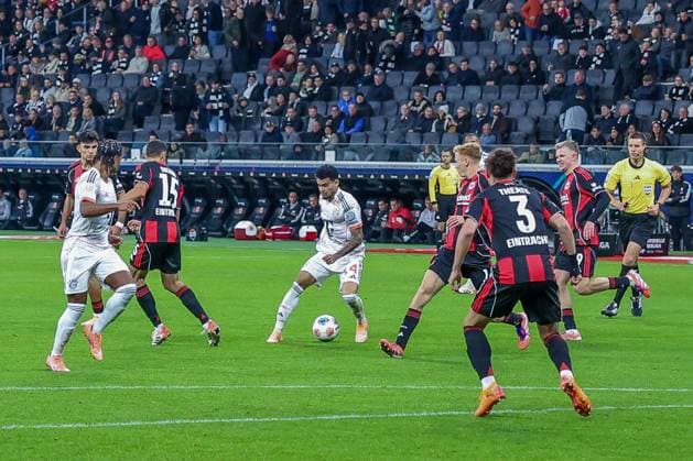 Luis Diaz 14 (FC Bayern Muenchen) mit einem Dribbling, mit Arthur Theate 3 (Eintracht Frankfurt) und Serge Gnabry 7 (FC Bayern Muenchen), Eintracht Frankfurt vs. FC Bayern Muenchen, DFL, Bundesliga, Saison 2025 2026, Deutsche Bank Park, Hinrunde, 6. Spieltag, 04.10.2025 DFB regulations prohibit any use of photographs as image sequences and or quasi-video Frankfurt Hessen Deutschland