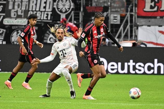 04.10.2025, xsltx, Fussball 1.Bundesliga, Eintracht Frankfurt - FC Bayern München v.l. Sacha Boey (FC Bayern Muenchen) Jean-Matteo Bahoya (Eintracht Frankfurt) Zweikampf, Aktion, action, battle for the ball (DFL DFB REGULATIONS PROHIBIT ANY USE OF PHOTOGRAPHS as IMAGE SEQUENCES and or QUASI-VIDEO) Frankfurt am Main