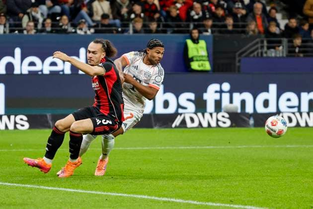 Serge Gnabry (FC Bayern München, 07) und Arthur Theate (Eintracht Frankfurt, 03) im Kampf um den Ball , Deutschland, Fussball, 1. Bundesliga, 6.Spieltag, 2025 2026, Eintracht Frankfurt vs. FC Bayern München, 04.10.2025, Deutsche-Bank-Park, Frankfurt am Main, Deutschland Frankfurt am Main Deutsche-Bank-Park Hessen Deutschland Copyright: xGrantxHubbsx