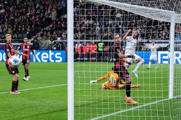 Harry Kane 9 (FC Bayern Muenchen) schiesst einen Ball an den Innenpfosten, der nicht ins Tor geht, mit Kaua Santos 40 (Eintracht Frankfurt) und Arthur Theate 3 (Eintracht Frankfurt), Eintracht Frankfurt vs. FC Bayern Muenchen, DFL, Bundesliga, Saison 2025 2026, Deutsche Bank Park, Hinrunde, 6. Spieltag, 04.10.2025 DFB regulations prohibit any use of photographs as image sequences and or quasi-video Frankfurt Hessen Deutschland