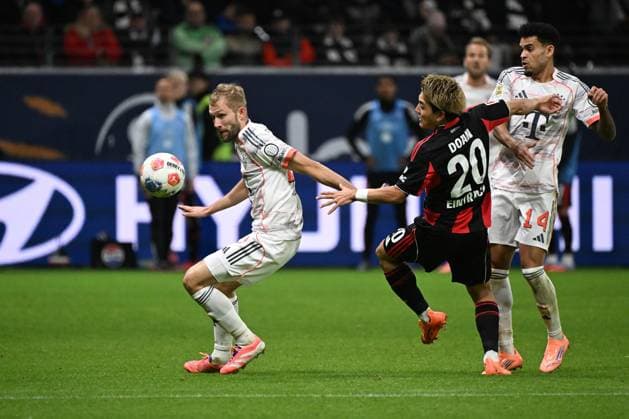 04.10.2025, xjhx, Fussball 1.Bundesliga, Eintracht Frankfurt - FC Bayern München v.l. Konrad Laimer (FC Bayern Muenchen) Kaua Ritsu Doan (Eintracht Frankfurt) Zweikampf, Aktion, action, battle for the ball (DFL DFB REGULATIONS PROHIBIT ANY USE OF PHOTOGRAPHS as IMAGE SEQUENCES and or QUASI-VIDEO) Frankfurt am Main