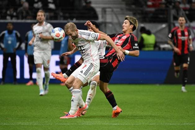 04.10.2025, xjhx, Fussball 1.Bundesliga, Eintracht Frankfurt - FC Bayern München v.l. Konrad Laimer (FC Bayern Muenchen) Kaua Ritsu Doan (Eintracht Frankfurt) Zweikampf, Aktion, action, battle for the ball (DFL DFB REGULATIONS PROHIBIT ANY USE OF PHOTOGRAPHS as IMAGE SEQUENCES and or QUASI-VIDEO) Frankfurt am Main