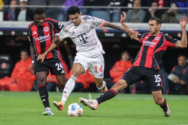 Luis Diaz (FC Bayern Muenchen, 14) am Ball im Zweikampf mit Ellyes Skhiri (Eintracht Frankfurt, 15) und Aurelio Buta (Eintracht Frankfurt, 24), GER, Eintracht Frankfurt vs. 1. FC Bayern Muenchen, 1. Bundesliga, 6. Spieltag, 2025 2026, 04.10.2025, DFL REGULATIONS PROHIBIT ANY USE OF PHOTOGRAPHS AS IMAGE SEQUENCES AND OR QUASI-VIDEO, GER, Eintracht Frankfurt vs. 1. FC Bayern Muenchen, 1. Bundesliga, 6. Spieltag, 2025 2026, 04.10.2025 Frankfurt Copyright: xEibner-Pressefoto JanxPrihodax EP_JPA