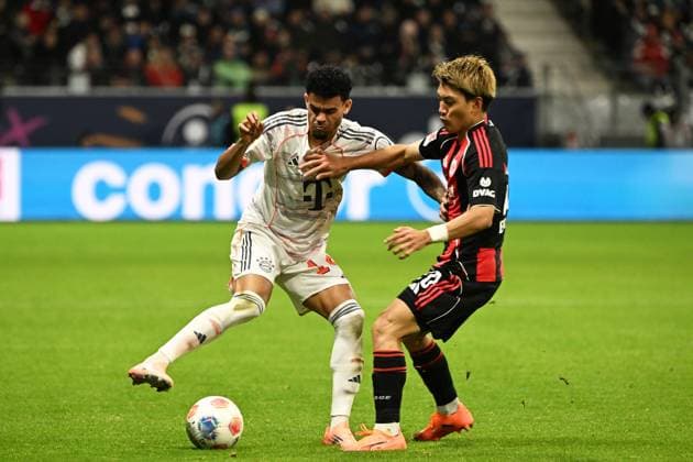 04.10.2025, xjhx, Fussball 1.Bundesliga, Eintracht Frankfurt - FC Bayern München v.l. Luis Diaz (FC Bayern Muenchen) Ritsu Doan (Eintracht Frankfurt) Zweikampf, Aktion, action, battle for the ball (DFL DFB REGULATIONS PROHIBIT ANY USE OF PHOTOGRAPHS as IMAGE SEQUENCES and or QUASI-VIDEO) Frankfurt am Main