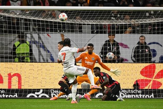 04.10.2025, xjhx, Fussball 1.Bundesliga, Eintracht Frankfurt - FC Bayern München v.l. Kaua Santos (Eintracht Frankfurt) Robin Koch (Eintracht Frankfurt) Serge Gnabry (FC Bayern Muenchen) Zweikampf, Aktion, action, battle for the ball (DFL DFB REGULATIONS PROHIBIT ANY USE OF PHOTOGRAPHS as IMAGE SEQUENCES and or QUASI-VIDEO) Frankfurt am Main