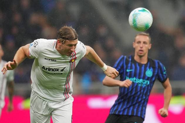 Cremonese s Federico Baschirotto during the Serie A soccer match between Inter and Cremonese at the San Siro Stadium in Milan , north Italy - Saturday , October 4 , 2025. - Soccer .  Copyright: xSpada LaPressex