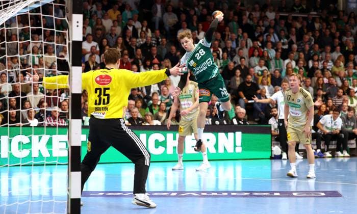 BAU 04.10.2025 Göppingen Handball Frisch Auf Göppingen vs. TSV Hannover-Burgdorf, v.l. Joel Birlehm (Hannover), Franko Lastro (Göppingen)