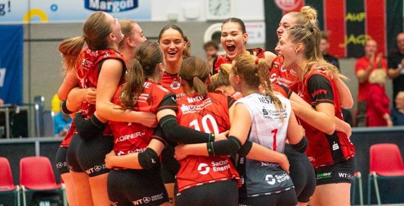 4.10.2025, Volleyball, Frauen, VBL, 1. VBL, 1. Volleyball-Bundesliga, Saison 2025 2026, Superchp-Finale, Dresdner SC - SSC Palmberg Schwerin, Die Spielerinnen des Dresdner SC bejubeln den Sieg im Supercup. Dresden Margon Arena Sachsen Deutschland