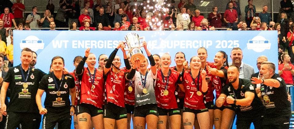 4.10.2025, Volleyball, Frauen, VBL, 1. VBL, 1. Volleyball-Bundesliga, Saison 2025 2026, Superchp-Finale, Dresdner SC - SSC Palmberg Schwerin, Die Spielerinnen des Dresdner SC bejubeln beim Siegerfoto den Sieg im Supercup. Dresden Margon Arena Sachsen Deutschland
