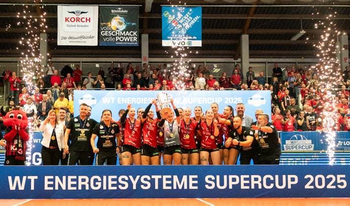 Sport Bilder des Tages 4.10.2025, Volleyball, Frauen, VBL, 1. VBL, 1. Volleyball-Bundesliga, Saison 2025 2026, Superchp-Finale, Dresdner SC - SSC Palmberg Schwerin, Die Spielerinnen des Dresdner SC bejubeln beim Siegerfoto den Sieg im Supercup. Dresden Margon Arena Sachsen Deutschland