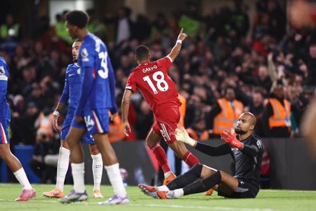 Chelsea v Liverpool 04 October 2025, London - Premier League Football - Chelsea v Liverpool - Cody Gakpo of Liverpool celebrates after scoring their 1st goal as Chelsea goalkeeper Robert Sanchez looks dejected - Photo: Jacques Feeney Offside. London UK Copyright: xJacquesxFeeneyx xOffsidexOffside