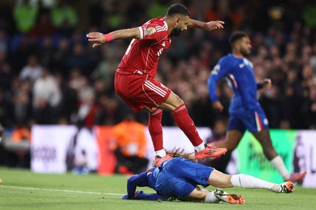 Chelsea v Liverpool 04 October 2025, London - Premier League Football - Chelsea v Liverpool - Mohamed Salah of Liverpool steps on Marc Cucurella of Chelsea - Photo: Jacques Feeney Offside. London UK Copyright: xJacquesxFeeneyx xOffsidexOffside