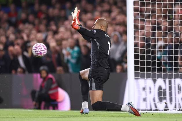 Chelsea v Liverpool 04 October 2025, London - Premier League Football - Chelsea v Liverpool - Chelsea goalkeeper Robert Sanchez fails to stop Liverpool from scoring their 1st goal - Photo: Jacques Feeney Offside. London UK Copyright: xJacquesxFeeneyx xOffsidexOffside