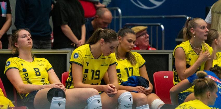 4.10.2025, Volleyball, Frauen, VBL, 1. VBL, 1. Volleyball-Bundesliga, Saison 2025 2026, Superchp-Finale, Dresdner SC - SSC Palmberg Schwerin, Dier Spielerinnen des SSC Palmberg Schwerin sind nach der Niederlage im Supercup-Finale enttäuscht. Britte Stuut (SSC Palmberg Schwerin, li.), Anna Artyshuk (SSC Palmberg Schwerin, 2.v.li.), Vedrena Jaksetic (SSC Palmberg Schwerin, 2.v.re.) und Hannah Kohn (SSC Palmberg Schwerin. Re.) Dresden Margon Arena Sachsen Deutschland