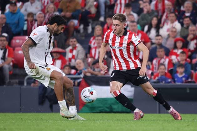 Athletic Club Bilbao v Mallorca - La Liga BILBAO, SPAIN - OCTOBER 4: Robert Navarro Munoz (R) of Athletic Club Bilbao in action against Samuel Almeida Costa (L) of Mallorca during La Liga week 8 football match between Athletic Club Bilbao and Mallorca at San Mames Stadium in Bilbao, Spain on October 4, 2025. Pablo Garcia Anadolu Bilbao Spain. Editorial use only. Please get in touch for any other usage.  Copyright: x2025xAnadoluxPabloxGarciax