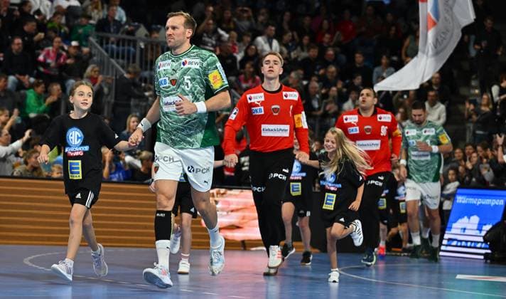 04.10.2025 - Handball - 1. Bundesliga DAIKIN HBL - Saison 2025 2026 - 07. Spieltag: HC Erlangen Metropolregion Nürnberg HCE - Füchse Berlin - - xwoxzix - Mannschaft Team Berlin läuft ein - vorne Max Darj (5, Füchse Berlin )
