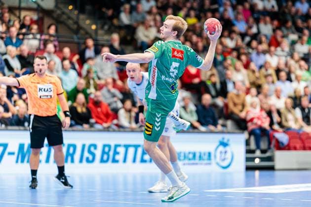 Florian Kranzmann (GWD Minden, 05) beim Siebenmeter 7 Meter Wurf GER, GWD Minden vs. TBV Lemgo Lippe, Handball, 1. Bundesliga, 7. Spieltag, Spielzeit 2025 2026, 04.10.2025 GER, GWD Minden vs. TBV Lemgo Lippe, Handball, 1. Bundesliga, 7. Spieltag, Spielzeit 2025 2026, 04.10.2025 Luebbecke Copyright: xEibner-Pressefoto JanxRollingerx EP_JSK