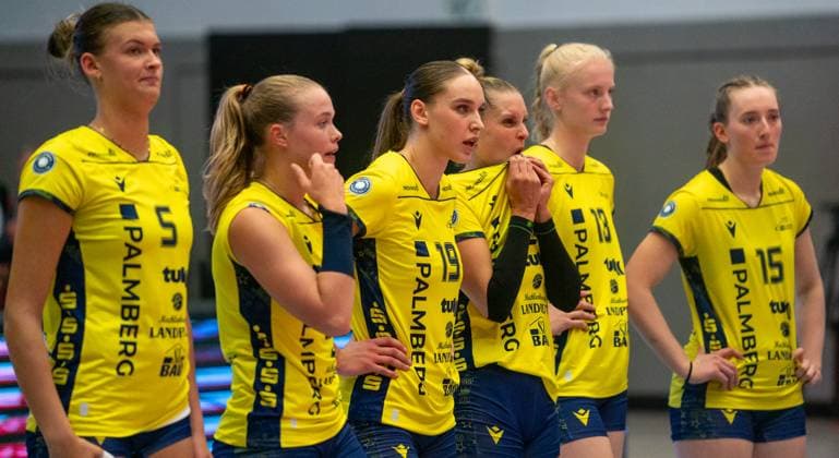 4.10.2025, Volleyball, Frauen, VBL, 1. VBL, 1. Volleyball-Bundesliga, Saison 2025 2026, Superchp-Finale, Dresdner SC - SSC Palmberg Schwerin, Dier Spielerinnen des SSC Palmberg Schwerin sind nach der Niederlage im Supercup-Finale enttäuscht. Suus Gerritsen (SSC Palmberg Schwerin, li.), Iris Vos (SSC Palmberg Schwerin, 2.v.li.), Anna Artyshuk (SSC Palmberg Schwerin, 3.v.li.), Anne Hölzig (SSC Palmberg Schwerin, 3.v.re.), Luisa van Clewe (SSC Palmberg Schwerin, 2.v.re.) und Mia Kirchhoff (SSC Palmberg Schwerin, re.) Dresden Margon Arena Sachsen Deutschland