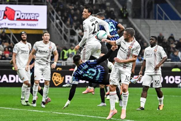 October 4, 2025, Milan, MILAN: Inter Milan™s Lautaro Martinez (C) jumps for the ball during the Italian serie A soccer match between Inter and Cremonese at Giuseppe Meazza stadium in Milan, 4 October 2025..ANSA MATTEO BAZZI. Soccer; Serie A: Inter Vs Cremonese  - ZUMAa110 20251004_zaf_a110_056 Copyright: xMatteoxBazzix