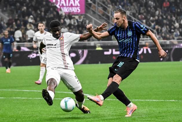 October 4, 2025, Milan, MILAN: Inter Milan™s Davide Frattesi (R) kicks against Cremonese s Warren Bondo during the Italian serie A soccer match between Inter and Cremonese at Giuseppe Meazza stadium in Milan, 4 October 2025..ANSA MATTEO BAZZI. Soccer; Serie A: Inter Vs Cremonese  - ZUMAa110 20251004_zaf_a110_057 Copyright: xMatteoxBazzix
