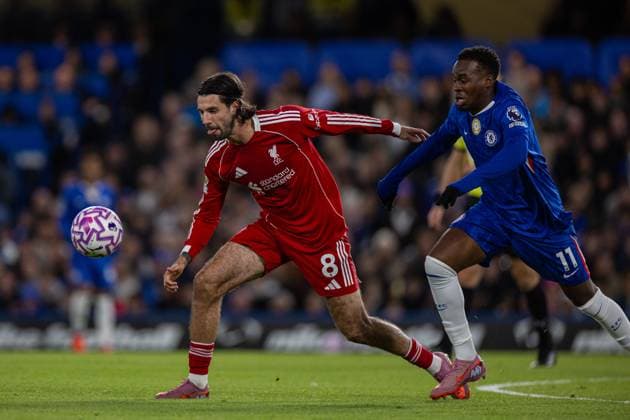 Football - FA Premier League - Chelsea FC v Liverpool FC LONDON, ENGLAND - Saturday, October 4, 2025: Liverpool s Dominik Szoboszlai (L) and Chelsea s Jamie Gittens during the FA Premier League match between Chelsea FC and Liverpool FC at Stamford Bridge. (Photo by David Rawcliffe Propaganda) LONDON Stamford Bridge GREATER LONDON ENGLAND  Copyright: xDavidxRawcliffex P2025-10-04-Chelsea_Liverpool-134