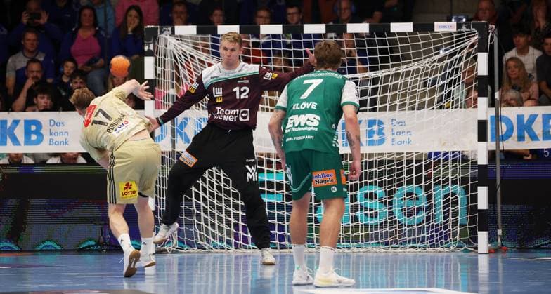 BAU 04.10.2025 Göppingen Handball Frisch Auf Göppingen vs. TSV Hannover-Burgdorf, v.l. August Pedersen (Hannover), Kristian Saeveras (Göppingen)