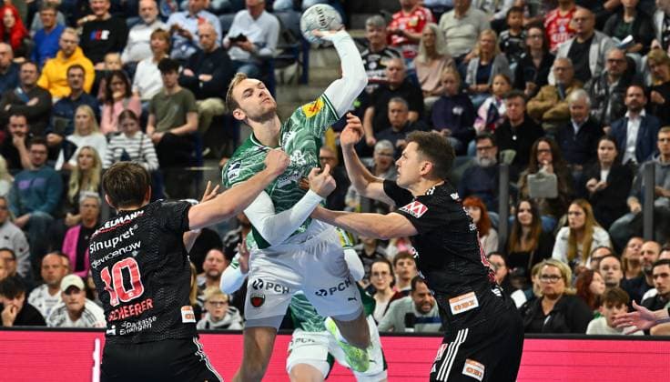 04.10.2025 - Handball - 1. Bundesliga DAIKIN HBL - Saison 2025 2026 - 07. Spieltag: HC Erlangen Metropolregion Nürnberg HCE - Füchse Berlin - - xwoxzix - Mathias Gidsel (19, Füchse Berlin ) gegen Florian Scheerer (10, HC Erlangen HCE ) Christoph Steinert ( 44, HC Erlangen HCE )