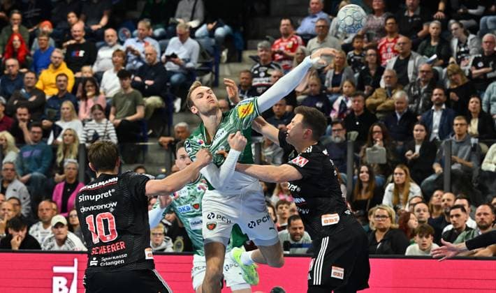 04.10.2025 - Handball - 1. Bundesliga DAIKIN HBL - Saison 2025 2026 - 07. Spieltag: HC Erlangen Metropolregion Nürnberg HCE - Füchse Berlin - - xwoxzix - Mathias Gidsel (19, Füchse Berlin ) gegen Florian Scheerer (10, HC Erlangen HCE ) Christoph Steinert ( 44, HC Erlangen HCE )