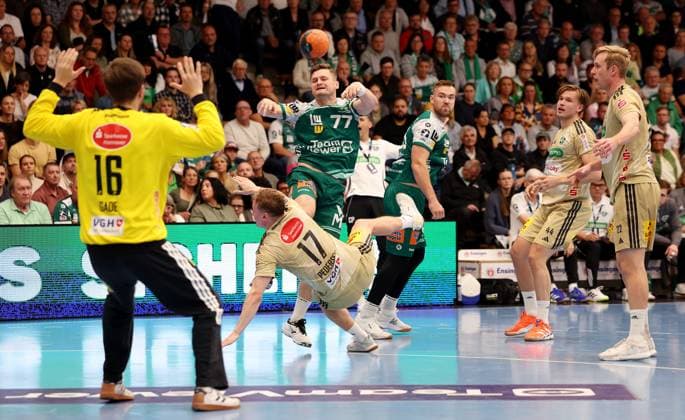 BAU 04.10.2025 Göppingen Handball Frisch Auf Göppingen vs. TSV Hannover-Burgdorf, v.l. Simon Gade (Hannover), August Pedersen (Hannover), David Schmidt (Göppingen)
