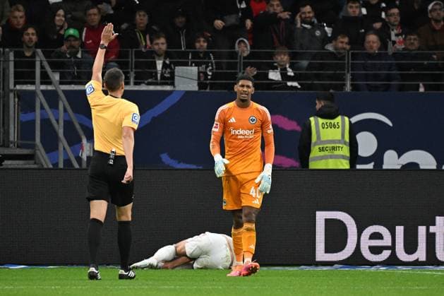 04.10.2025, xjhx, Fussball 1.Bundesliga, Eintracht Frankfurt - FC Bayern München v.l. Schiedsrichter Referee Daniel Siebert Harry Kane (FC Bayern Muenchen) verletzt, Verletzung, Schmerz, Schmerzen Kaua Santos (Eintracht Frankfurt) (DFL DFB REGULATIONS PROHIBIT ANY USE OF PHOTOGRAPHS as IMAGE SEQUENCES and or QUASI-VIDEO) Frankfurt am Main