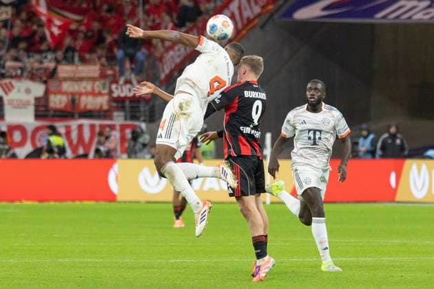1. Fussball Bundesliga: Eintracht Frankfurt - FC Bayern München, 04.10.2025 Jonathan Tah (FC Bayern München 4) & Jonathan Burkardt (Eintracht Frankfurt 9) beim Kopfballduell, Eintracht Frankfurt - FC Bayern München, Frankfurt, Deutsche Bank Park, 4.10.2025 Copyright: xBEAUTIFULxSPORTS Gawlikx