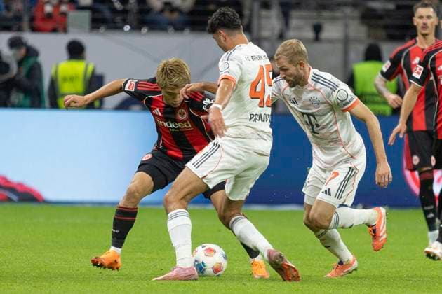 1. Fussball Bundesliga: Eintracht Frankfurt - FC Bayern München, 04.10.2025 Ritsu Doan (Eintracht Frankfurt 20) im Kampf u mden ball mit Aleksandar Pavlovic (FC Bayern München 45) & Konrad Laimer (FC Bayern München 27), Eintracht Frankfurt - FC Bayern München, Frankfurt, Deutsche Bank Park, 4.10.2025 Copyright: xBEAUTIFULxSPORTS Gawlikx