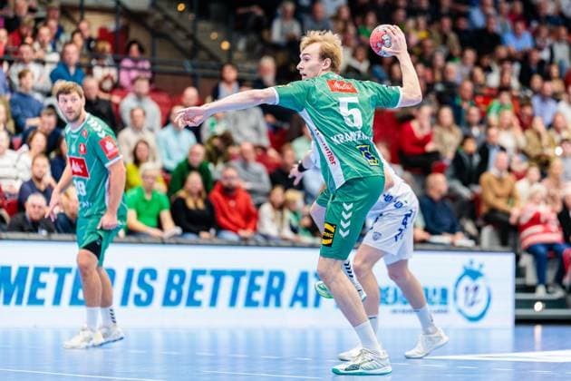 Florian Kranzmann (GWD Minden, 05) beim Siebenmeter 7 Meter Wurf GER, GWD Minden vs. TBV Lemgo Lippe, Handball, 1. Bundesliga, 7. Spieltag, Spielzeit 2025 2026, 04.10.2025 GER, GWD Minden vs. TBV Lemgo Lippe, Handball, 1. Bundesliga, 7. Spieltag, Spielzeit 2025 2026, 04.10.2025 Luebbecke Copyright: xEibner-Pressefoto JanxRollingerx EP_JSK