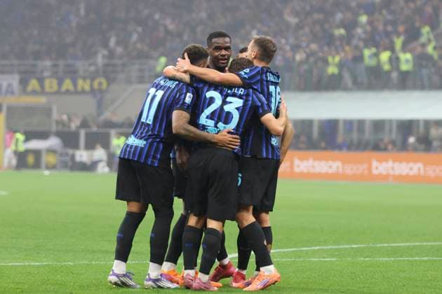 Italian Championship Series A Inter vs. Cremonese Milan (Italy), 10 04 2025 - Football Italian Championship Inter Milan vs Cremonese - Nicolo Barella of Inter Milan scores and celebrates his goal in the match between Inter Milan and Cremonese, valid for the 6th round of the Italian Serie A championship at the San Siro stadium in Milan, on the evening of Saturday, October 4, 2025. (Foto: Edson De Souza Thenews2 imago images) SPO  Copyright: xEdsonxTeodoroxDexSouzax