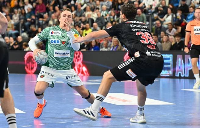 04.10.2025 - Handball - 1. Bundesliga DAIKIN HBL - Saison 2025 2026 - 07. Spieltag: HC Erlangen Metropolregion Nürnberg HCE - Füchse Berlin - - xwoxzix - Tobias Schjolberg Grondahl (15, Füchse Berlin ) Tobias Buck (39, HC Erlangen HCE )