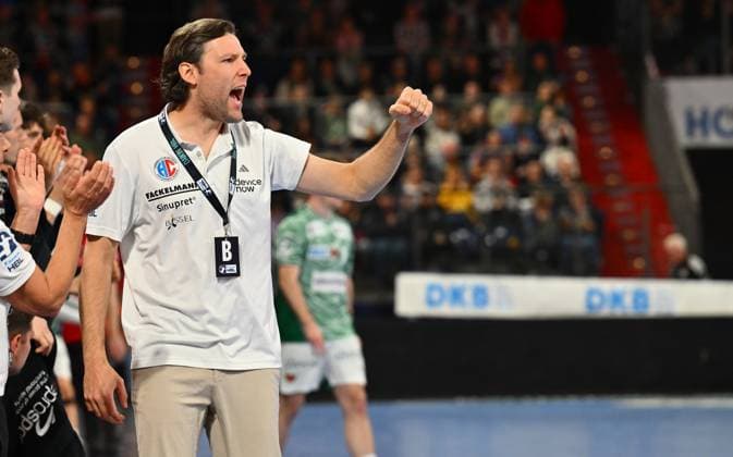 04.10.2025 - Handball - 1. Bundesliga DAIKIN HBL - Saison 2025 2026 - 07. Spieltag: HC Erlangen Metropolregion Nürnberg HCE - Füchse Berlin - - xwoxzix - Johannes Sellin ( Trainer HC Erlangen HCE ) ballt Faust Fäuste