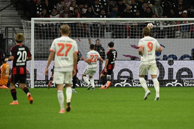 04.10.2025, xjhx, Fussball 1.Bundesliga, Eintracht Frankfurt - FC Bayern München v.l. Luis Diaz (FC Bayern Muenchen) Torschuetze, erzielt das Tor, Treffer, scores the goal 0:3 (DFL DFB REGULATIONS PROHIBIT ANY USE OF PHOTOGRAPHS as IMAGE SEQUENCES and or QUASI-VIDEO) Frankfurt am Main